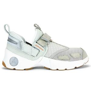 Women’s Trunner LX Jordan Sneaker in Ceramic White and Grey